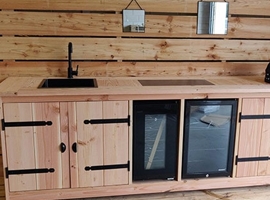 Wat is milieuvriendelijker: een houten buitenkeuken of een stalen variant?